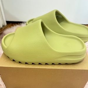 Yeezy slide in resin